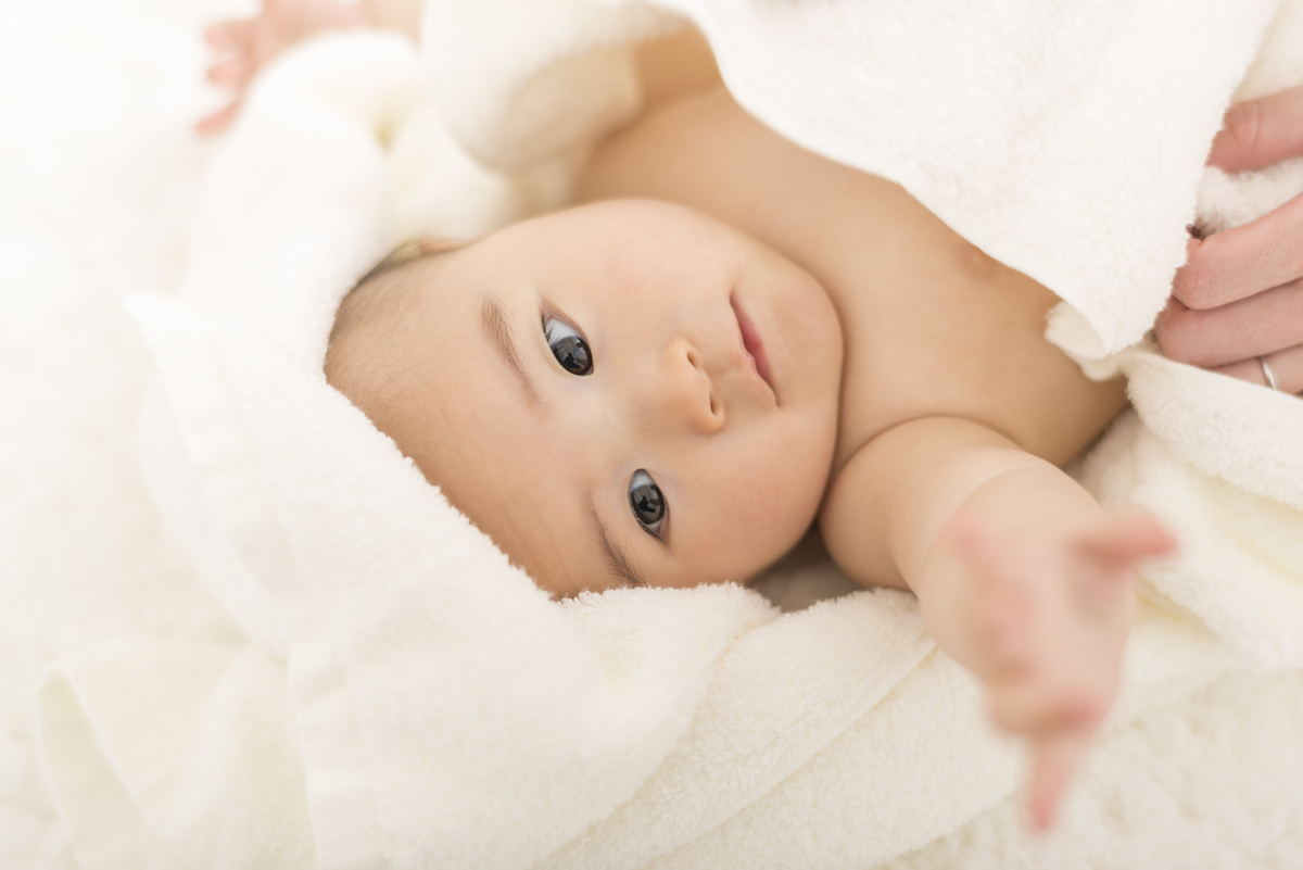 bébé à la sortie du bain serviette éponge
