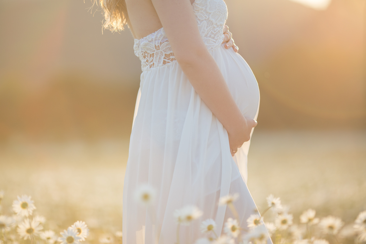 femme enceinte naturopathie champs de fleurs